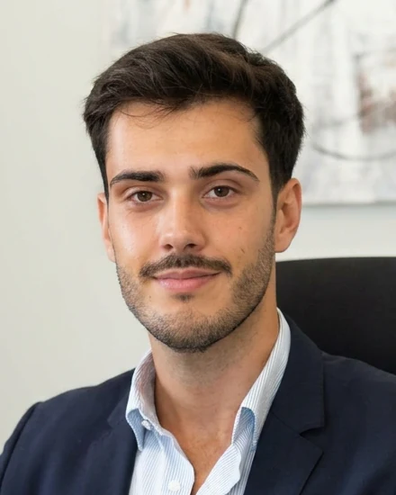 João Anselmo, advogado, sentado à secretária